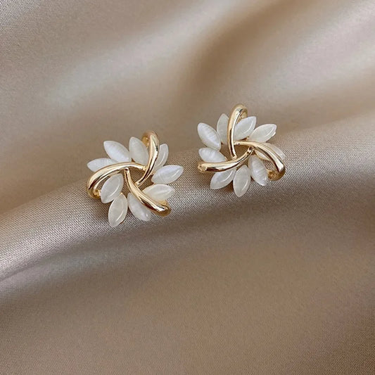 Elegant and Exquisite Opal Petal Circle Stud Earrings. أقراط مسمار دائرية أنيقة ومميزة بتصميم بتلات من حجر الأوبال