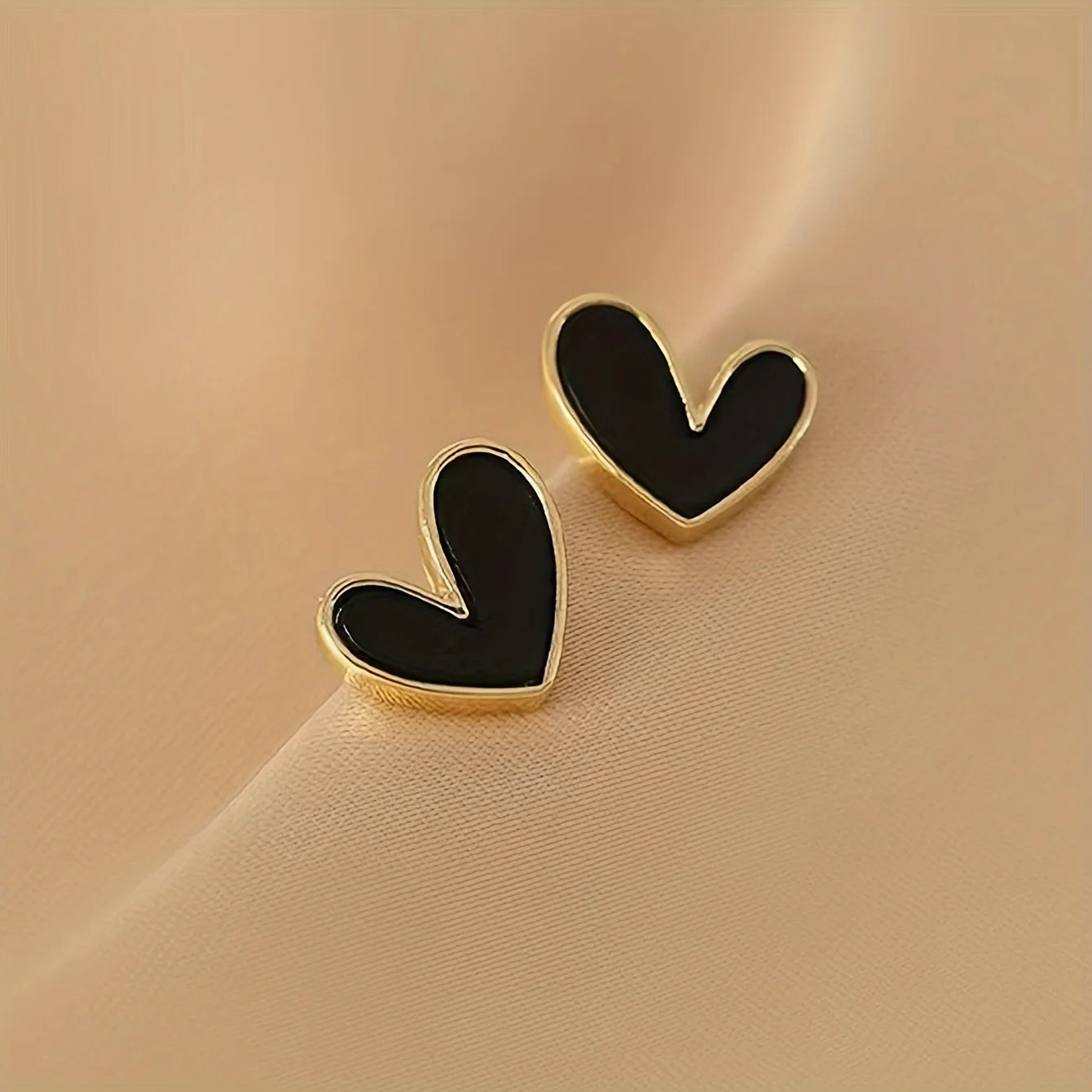 Fashionable Personalized Heart-shaped Earrings أقراط عصرية بتصميم قلب مميز وشخصي.