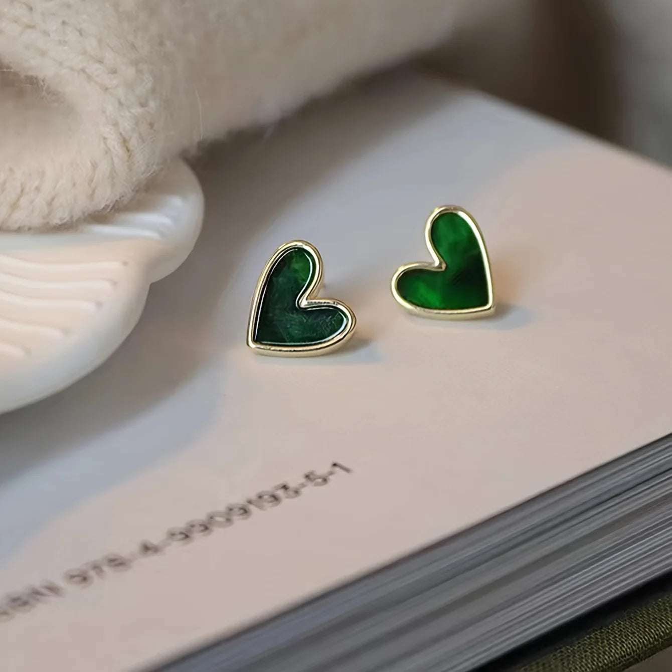 Fashionable Personalized Heart-shaped Earrings أقراط عصرية بتصميم قلب مميز وشخصي.