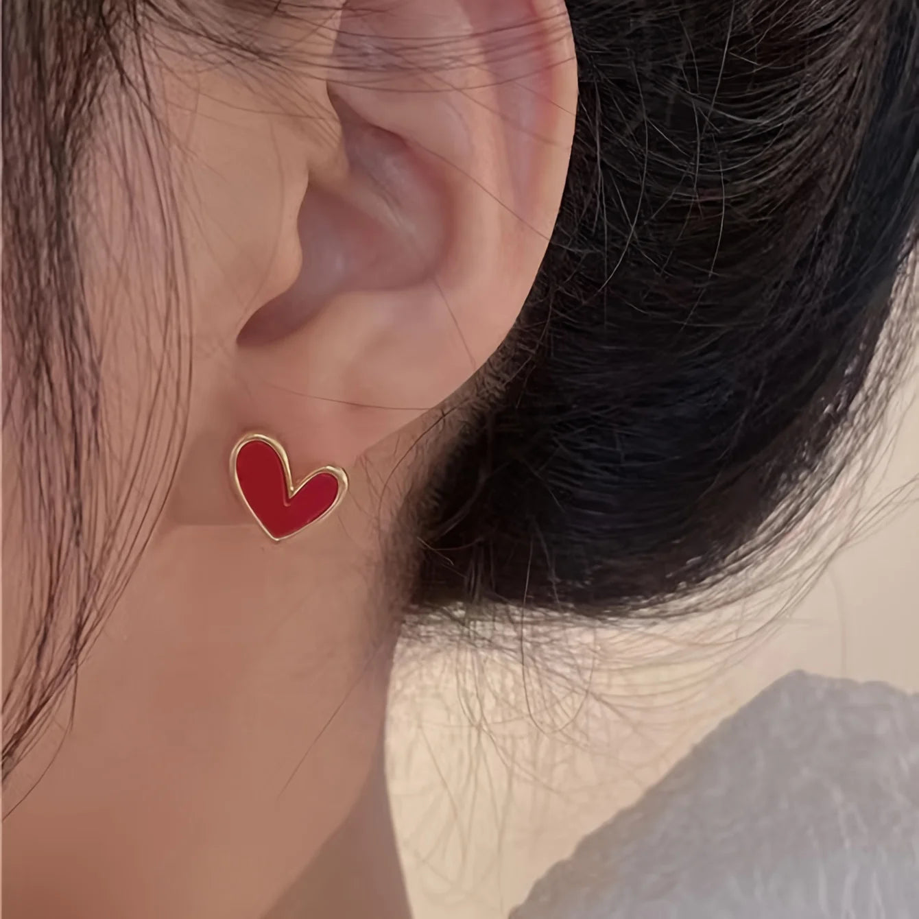 Fashionable Personalized Heart-shaped Earrings أقراط عصرية بتصميم قلب مميز وشخصي.