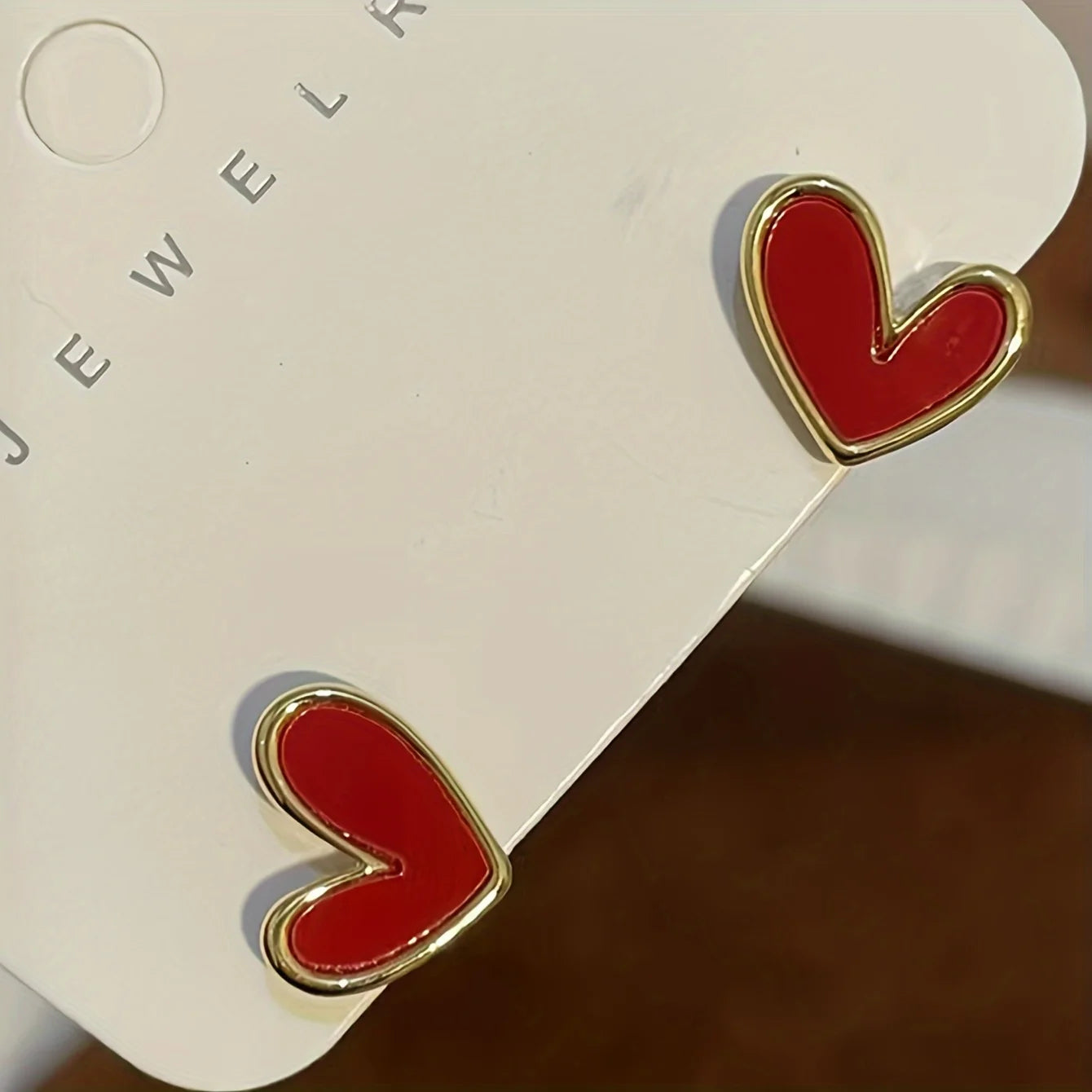 Fashionable Personalized Heart-shaped Earrings أقراط عصرية بتصميم قلب مميز وشخصي.