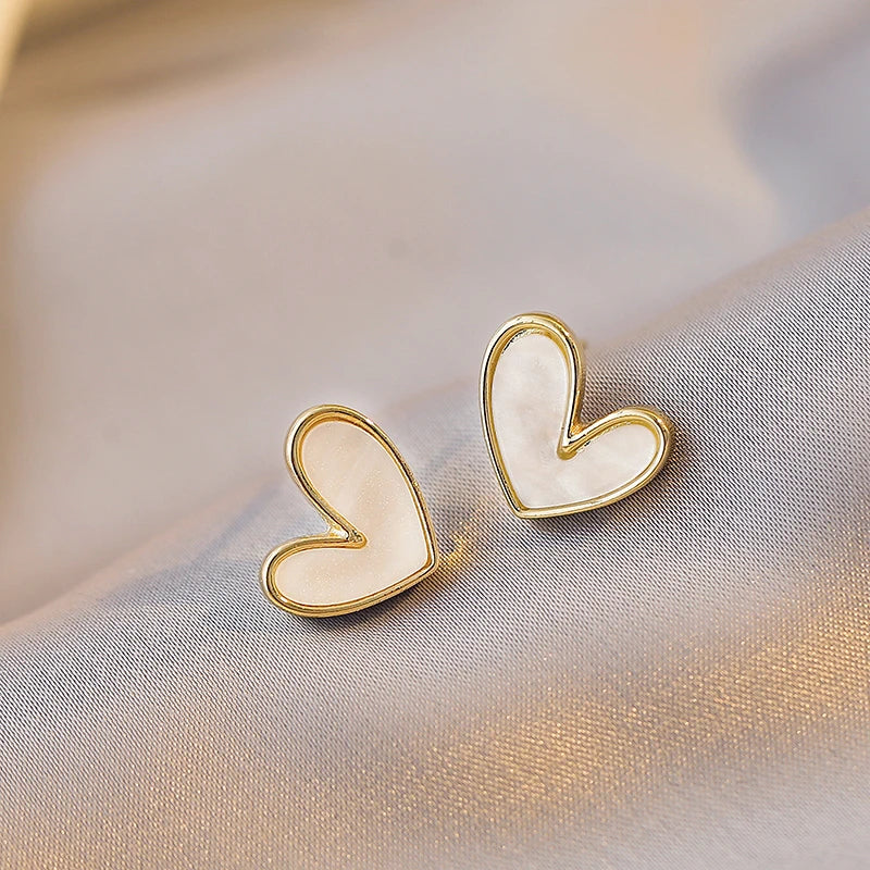 2025 New Simple Sweet Black and White Heart Shaped Stud Earrings